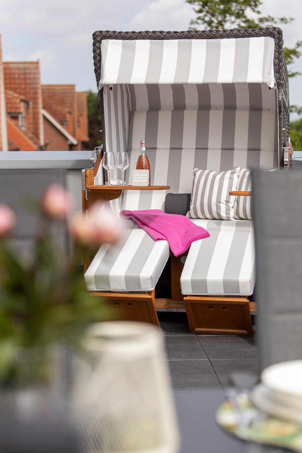 Eine Hand als Lampe mit einer Glübirne