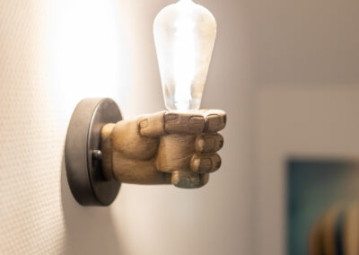 Eine Hand als Lampe mit einer Glübirne